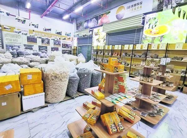 贵阳市菌菇产业发展门店内,食用菌加工产品品种丰富.